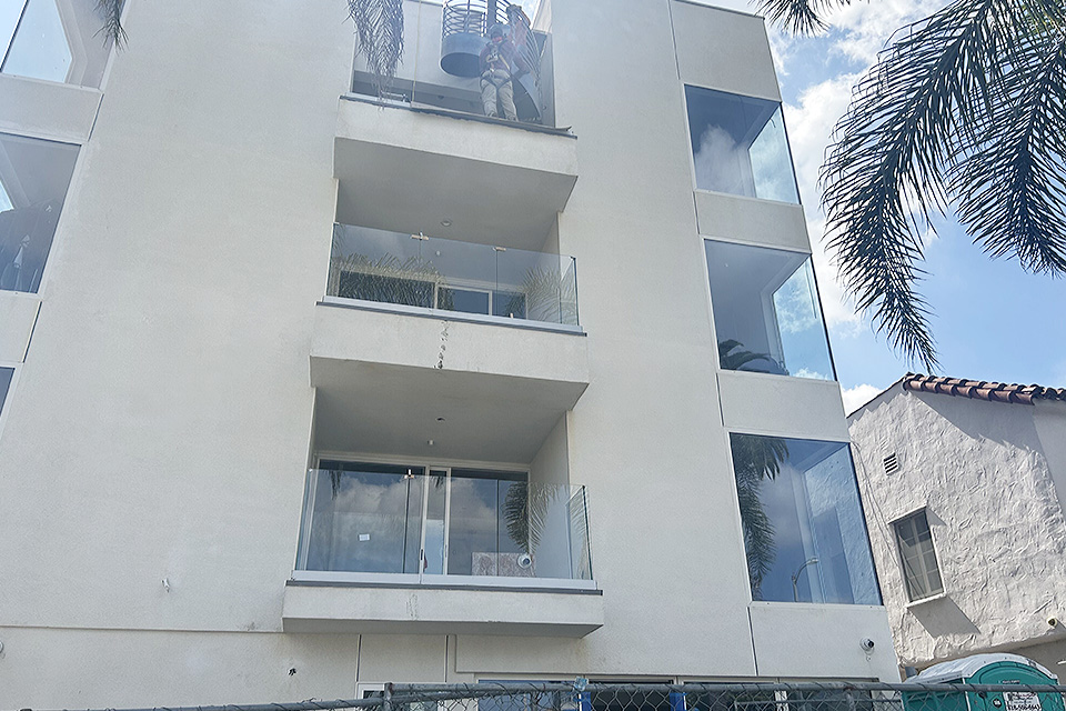 Corner fixed window without mullion
