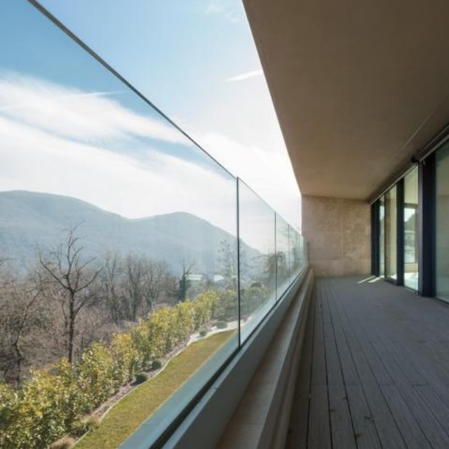 glass balcony railing